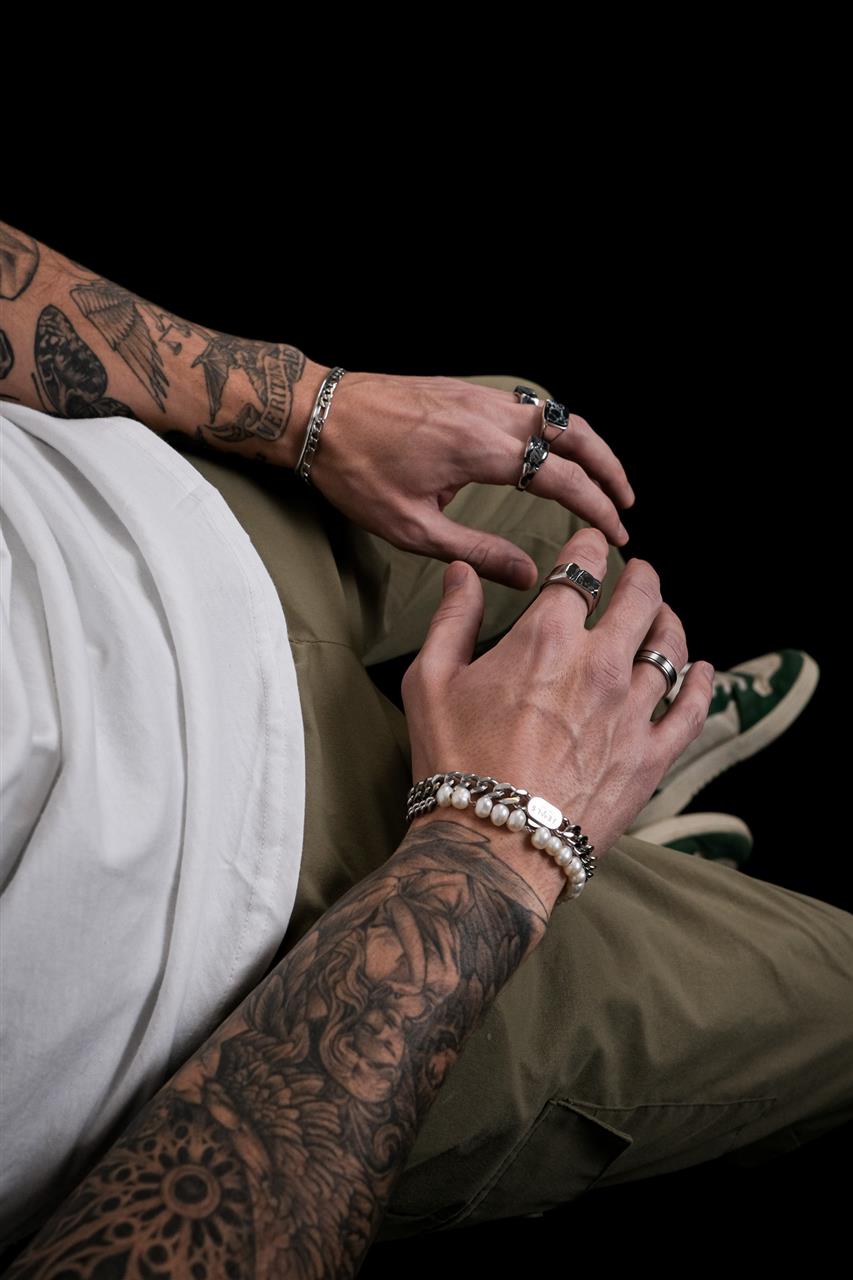 Smykker til mænd – Et modefænomen med historisk rødder