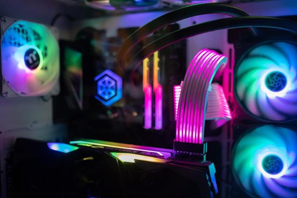 Vælg 4K skærm og ny gamer computer hos Føniks Computer